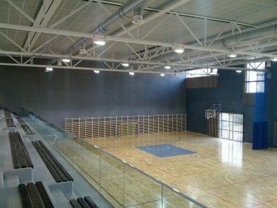 Sport and leisure building at high school - foto: Daniel Rumiancew