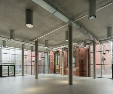 Sport and leisure building at high school - foto: Daniel Rumiancew