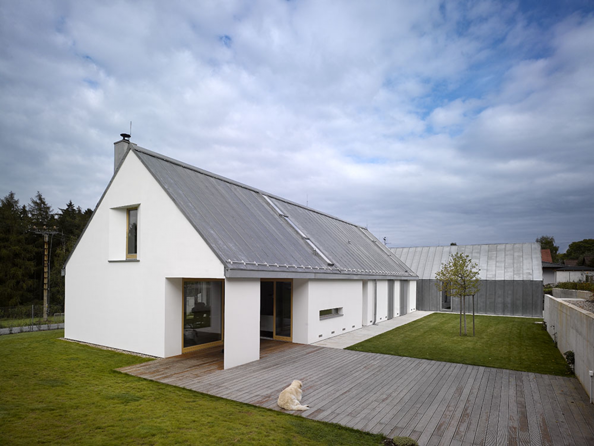 Белая крыша фото. Скандинавская архитектура barm House. Barn House из пеноблоков. Барн хаусы Barn House Финляндия. Барн хаусы Barn House со штукатуркой.