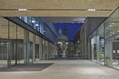 Centrála banky rodiny Rothschilds - Forecourt and St Stephen Walbrook at night - foto: Philippe Ruault