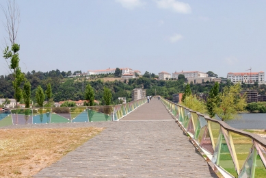 Pedro e Inês pedestrian bridge - foto: Petr Šmídek, 2011