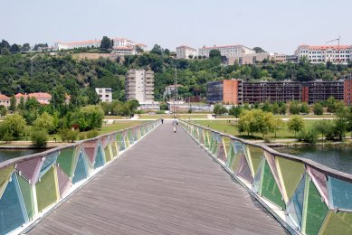 Pedro e Inês pedestrian bridge - foto: Petr Šmídek, 2011