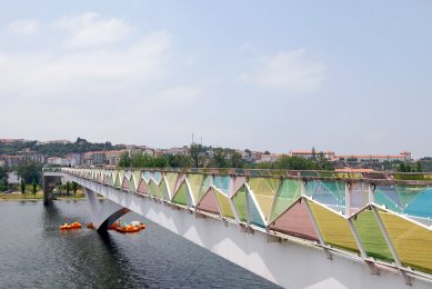 Pedro e Inês pedestrian bridge - foto: Petr Šmídek, 2011