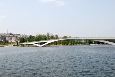 Pedro e Inês pedestrian bridge - foto: Petr Šmídek, 2011