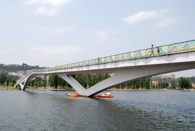 Pedro e Inês pedestrian bridge - foto: Petr Šmídek, 2011