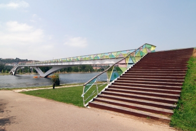 Pedro e Inês pedestrian bridge - foto: Petr Šmídek, 2011