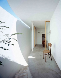 Love House - foto: © Masao Nishikawa / courtesy of Takeshi Hosaka Architects