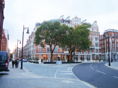 Water installation in front of the Connaught hotel - <View> - foto: Rasťo Udžan, 2011