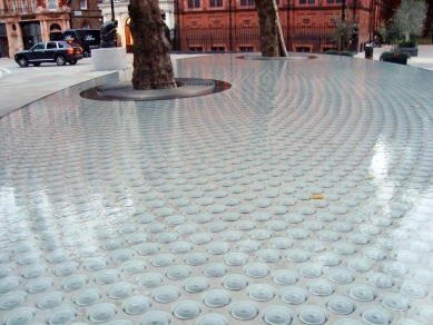 Water installation in front of the Connaught hotel - View - foto: Rasťo Udžan, 2011