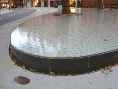 Water installation in front of the Connaught hotel - <View> - foto: Rasťo Udžan, 2011