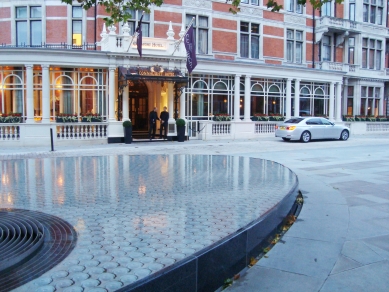 Water installation in front of the Connaught hotel - View - foto: Rasťo Udžan, 2011