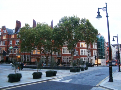 Water installation in front of the Connaught hotel - <View> - foto: Rasťo Udžan, 2011