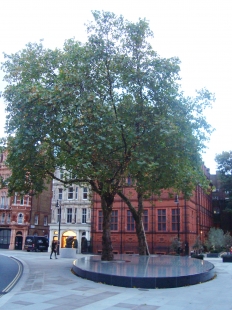 Water installation in front of the Connaught hotel - <View> - foto: Rasťo Udžan, 2011