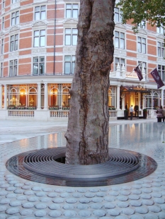 Water installation in front of the Connaught hotel - View - foto: Rasťo Udžan, 2011