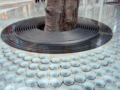 Water installation in front of the Connaught hotel - <View> - foto: Rasťo Udžan, 2011