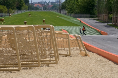 Park přes železnici - foto: Topotek 1