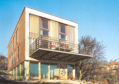House under the walnut - foto: © Tibor Takáts, 2001