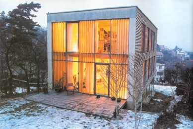 House under the walnut - foto: © Tibor Takáts, 2001