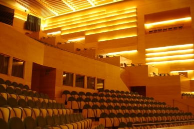 Barcelona auditorium - foto: © Greg Kristo