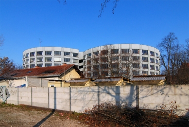 TGH-48 Car Park - foto: Petr Šmídek, 2008