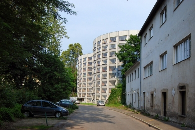 TGH-48 Car Park - foto: Petr Šmídek, 2008