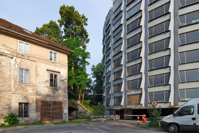 TGH-48 Car Park - foto: Petr Šmídek, 2008