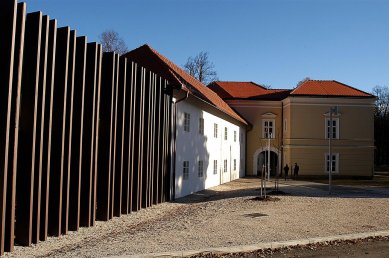 Přestavba hradu Ravne na centrální knihovnu Dr. France Sušnika