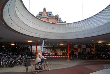 Station forecourt and bike shelter - foto: Petr Šmídek, 2012