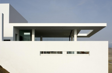 Beach house on a hill - foto: Javier Artadi Arquitectos