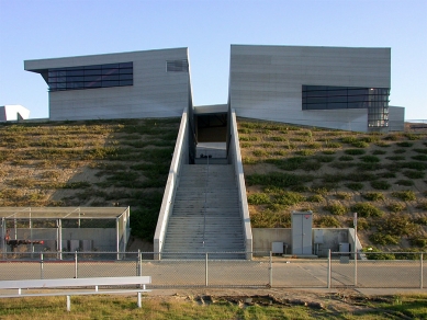 Diamond Ranch High School - foto: Petr Šmídek, 2001