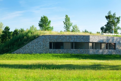 Lovecká chata v oboře - foto: Lukáš Pelech