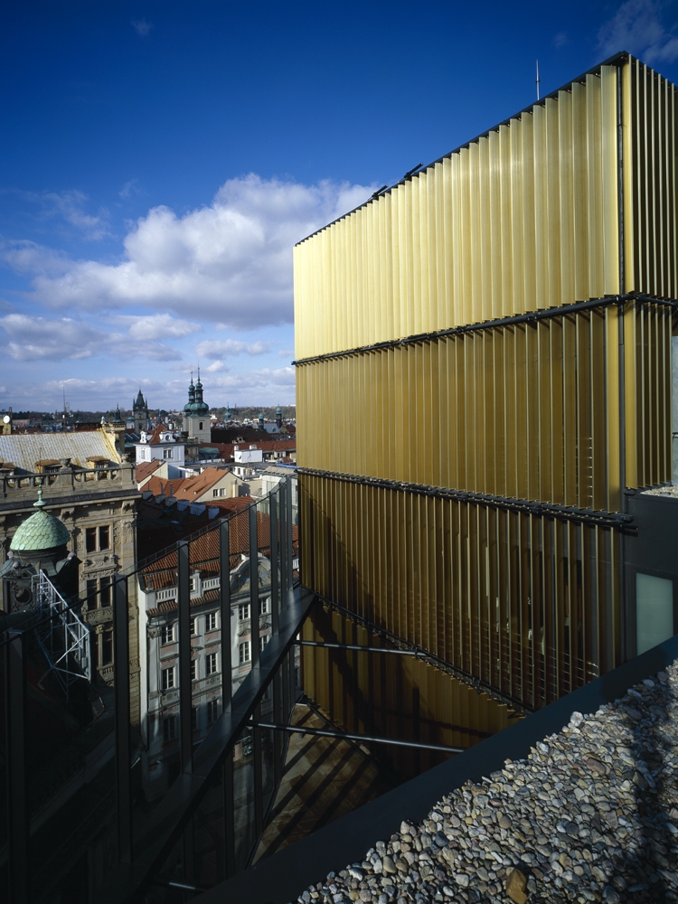 Moderní skleněná fasáda Paláce EURO na Václavském náměstí