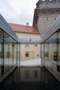 Vstupní objekt do Schwarzenberského a Salmovského paláce - foto: Petr Šmídek, 2013