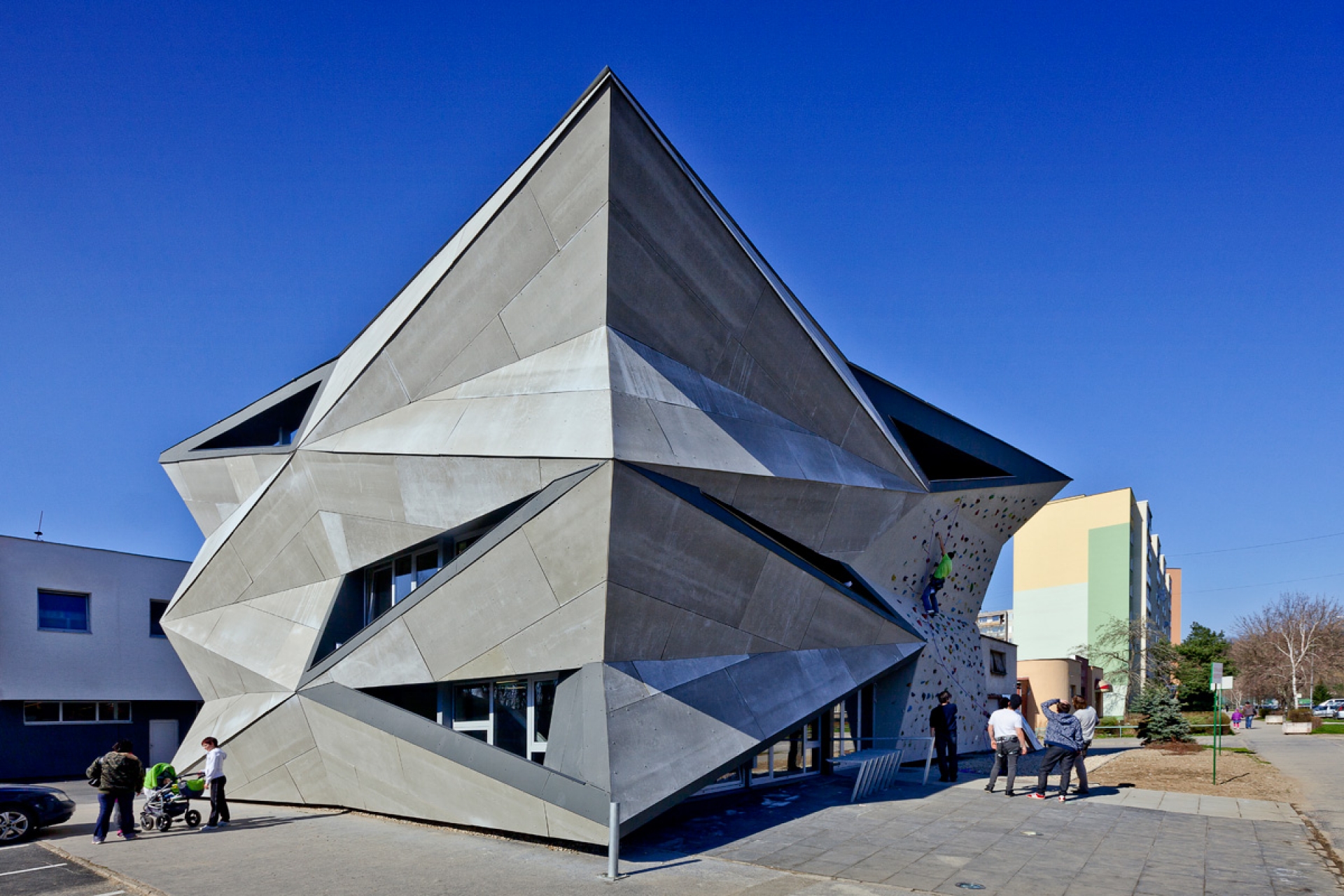 Сооружение треугольной формы. Сооружение треугольной формы. Хювинкяа треугольная церковь. Треугольные фасады. Сооружение треугольной формы.