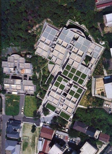 Rokko Housing I. - Rokko I. leží v levém dolním rohu - Dominantní stavbou na fotografii je pozdější Rokko II. - foto: © Tadao Ando, 1983