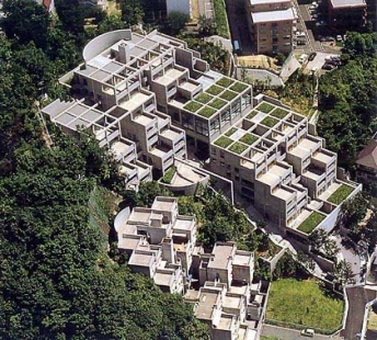 Rokko Housing I. - Rokko I. leží v dole uprostřed - Dominantní stavbou na fotografii je pozdější Rokko II. - foto: © Tadao Ando, 1983