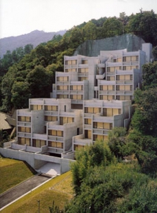 Rokko Housing I. - Bytový komplex na teoreticky nezastavitelném pozemku - foto: © Tadao Ando, 1983