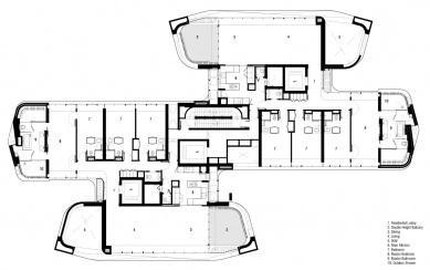 Rezidence Ardmore - Půdorys 8. NP: 1 rezidenční lobby, 2 balkon s dvojitou výškou, 3 jídelna, 4 obytný prostor, 5 volný prostor, 6 kuchyně, 7 ložnice, 8 hlavní ložnice, 9 hlavní koupelna, 10 venkovní sprcha