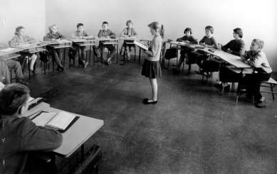 Základná škola v Prievoze - Úprava učebny při recitaci básně a čtení - foto: archiv Mariána Marcinka
