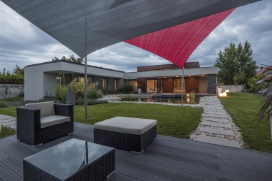 Family house with the garden pond - foto: Zsolt Batár