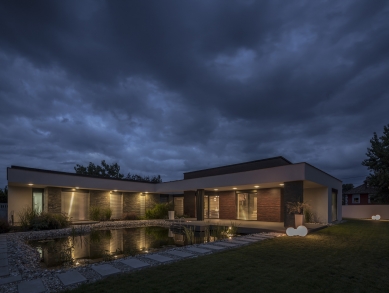 Family house with the garden pond - foto: Zsolt Batár