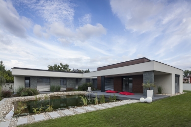 Family house with the garden pond - foto: Zsolt Batár