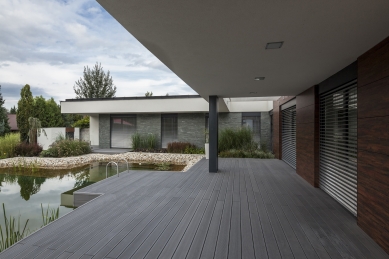 Family house with the garden pond - foto: Zsolt Batár