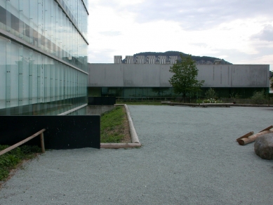 Mäder High School - foto: Petr Šmídek, 2002