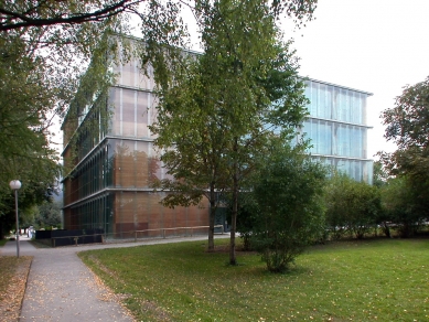 Mäder High School - foto: Petr Šmídek, 2002