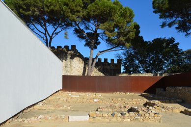 Muzealizace arch. vykopávek Praça Nova na hradě São Jorge - foto: Petr Šmídek, 2013