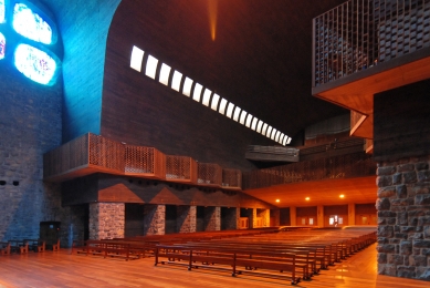 Kostel v Aránzazu - foto: Petr Šmídek, 2013