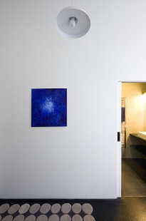 Apartment with a blue painting - foto: Jiří Ernest