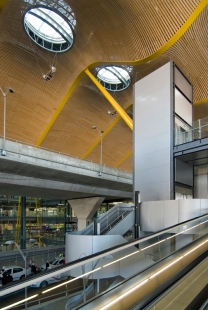 Madrid Barajas Airport - foto: Petr Šmídek, 2007