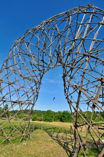 Artefakt - strukturální konstrukce z kmínků - foto: Petr Králík, 2014